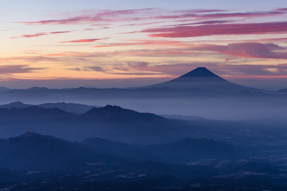 <p>翌朝、朝もやに浮かぶ富士山の姿が見えた。</p>