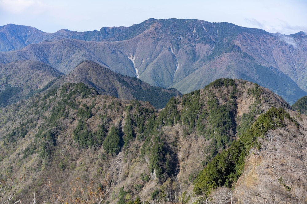 <p>目指す弥山方面。手前の急峻な尾根と、その先の穏やかな尾根の対比がよくわかる。</p>