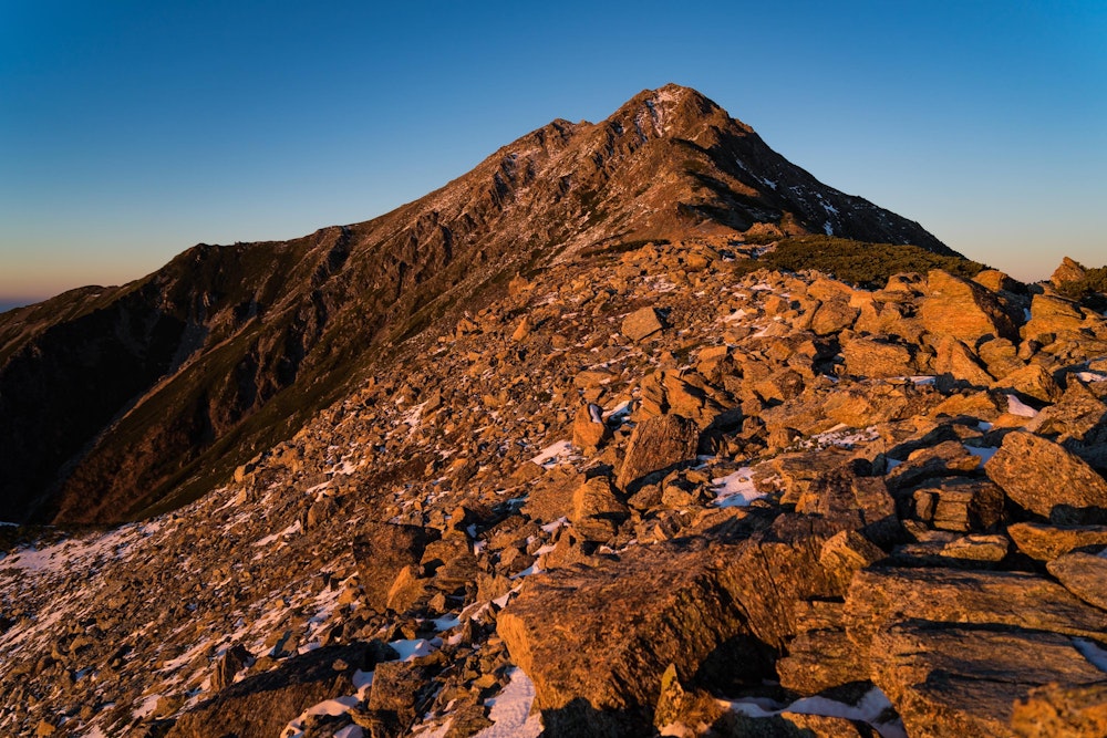 <p>夕日に染まる北岳。</p>