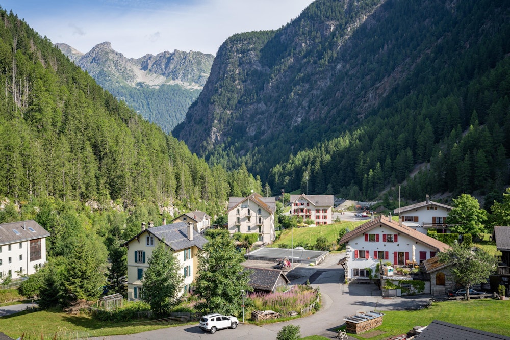 <p>８日目、いよいよ TMB トレッキング最終日。<br>この日は泊まった La Fouly から送迎車に 1 時間ほど乗って、一気に Trient まで。<br>ここから歩き始め、バルム峠（Col de Balme: 2,191m）でフランス国境を跨いで、シャモニーに戻って終了だ。</p>