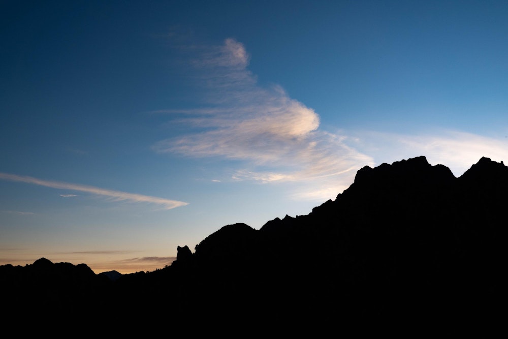 <p>午前 3 時に馬場島を出発する。<br>1500m以上登り、早月小屋のあたりまできてようやく東の空が明るくなってきた。<br>剱岳の険しいシルエットが浮かび上がる。</p>