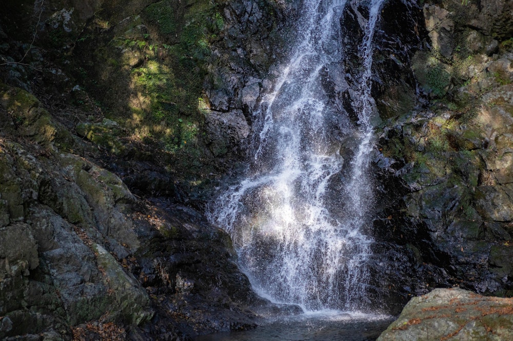 <p>沢沿いの登山道を辿る。七重の滝と呼ばれる何度も現れる小さな滝が美しい。</p>