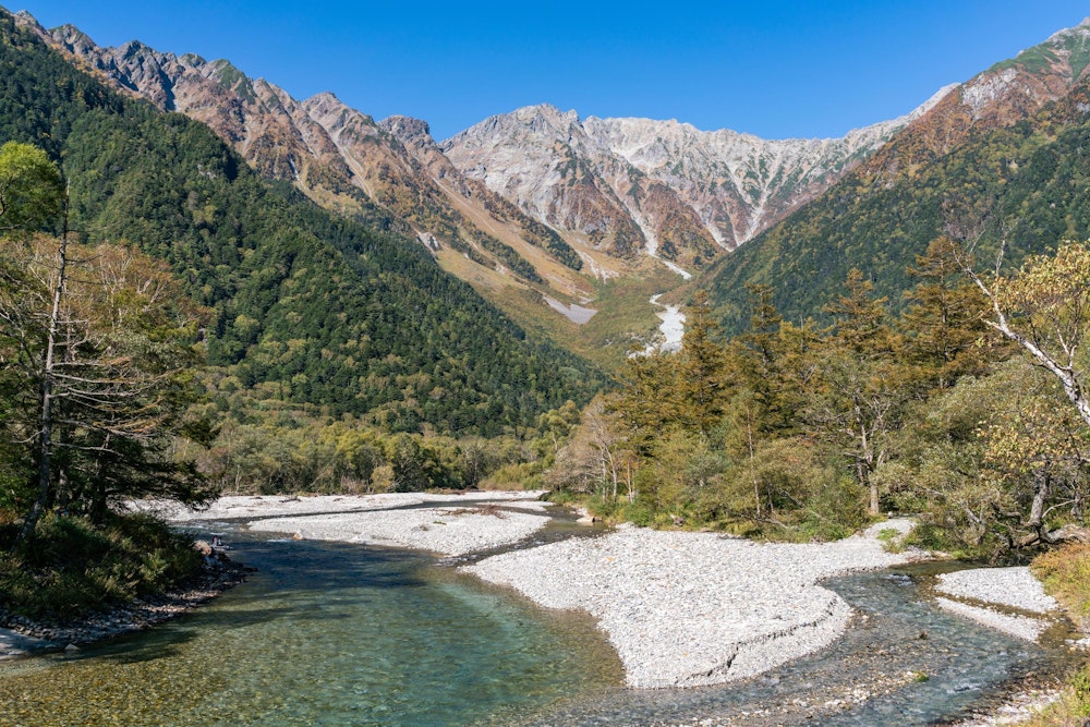 <p>入山時に見た風景をもう一度見て、この周回ルートを閉じる。<br>紅葉の最盛期に、この地に来れたことに幸せを感じた 3 日間だった。</p>