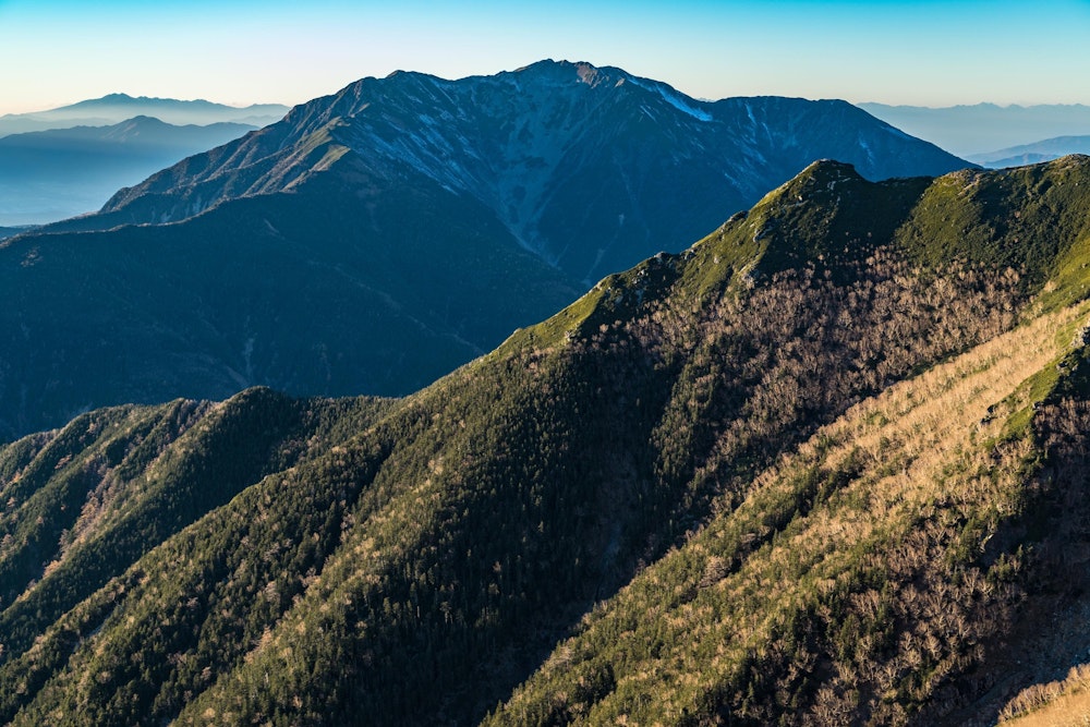 <p>もちろん仙丈ヶ岳も見える。甲斐駒ヶ岳と比較してたおやかな山容だ。その様子から、南アルプスの女王ともいわれる。</p>