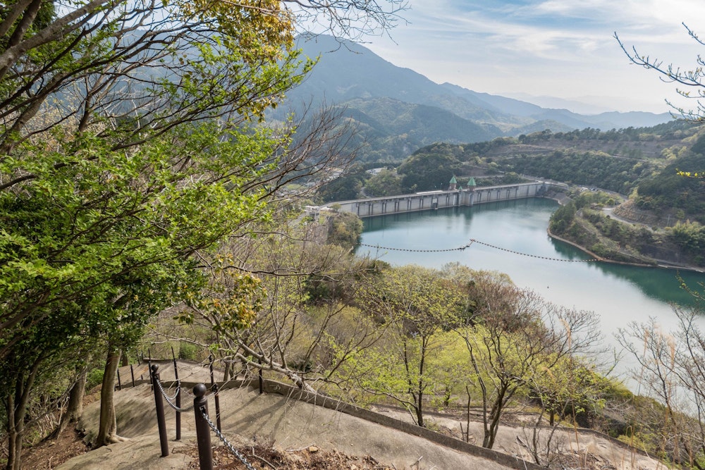 <p><span style="color:#000000">ダム湖が見えた。</span></p>