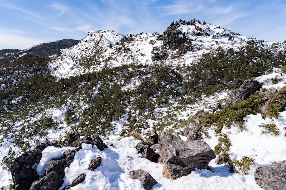 <p>稜線に出た。三ツ岳のゴツゴツとした地形が迫力ある。<br></p>