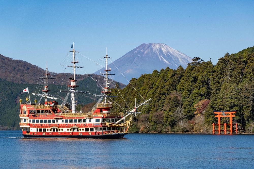 <p>芦ノ湖畔に出た。ゴージャスな観光船がちょうどいい位置に。</p>