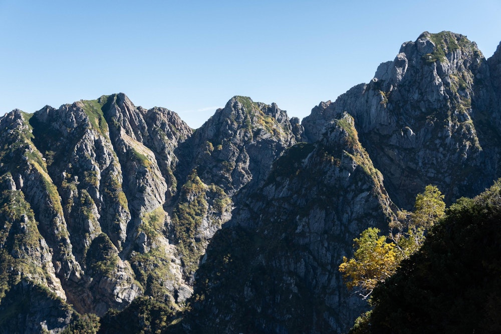 <p>早月尾根は、常に小窓尾根を真横に見ながらのルートになっており、その急峻な岩稜の姿に圧倒された。</p>