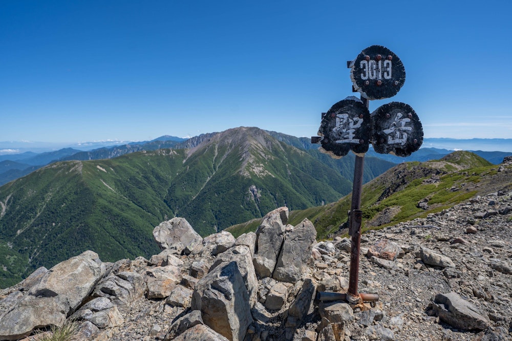 <p>まずは聖岳。<br>ここを夏に訪れるのは初めて。春の積雪期に 2 年越しで登頂を果たした思い入れのある山。</p>