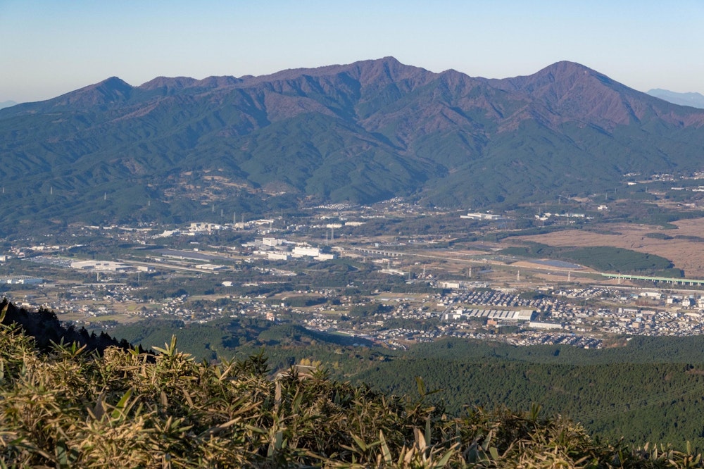 <p><span style="color:#000000">愛鷹山。</span><br><span style="color:#000000">学生時代を過ごした沼津市からは、この山に遮られて富士山がよく見えなかったので、やや憎い山。</span></p>