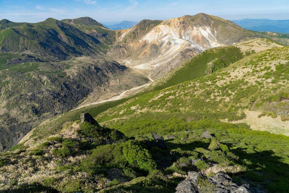<p>星生山の北面は、この山域が火山であることを思い出させてくれる色合いをしている。</p>