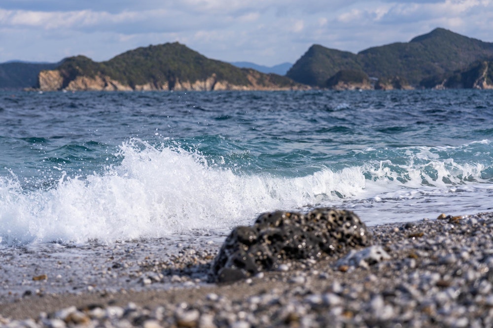 <p>紀伊半島の海は青く美しい。<br>遠くにも入り組んだ海岸線をつくる地形が見える。</p>