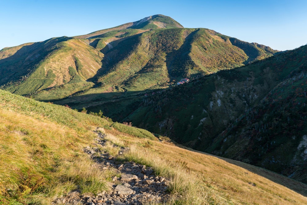 <p>二日目、ピリッと冷えた朝になった。<br>別山方面へと歩き進めながら、ふと後ろを振り返ると大きな山体の白山が雄大に聳え立っていた。</p>
