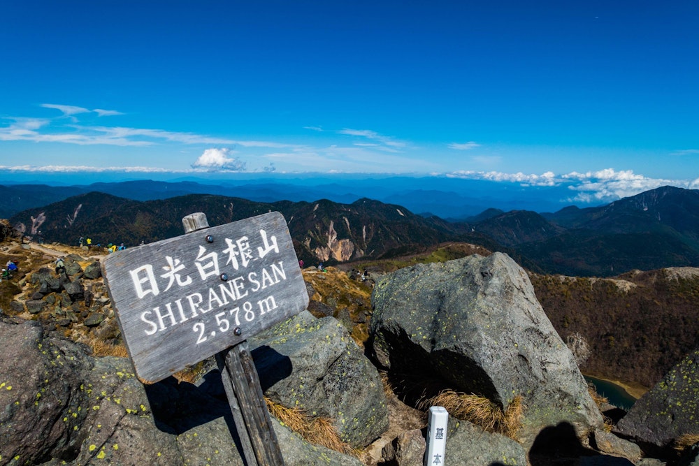 <p>丸沼高原側からの登山者と合流すると一気に人が増える。<br>山頂は多くの登山者で賑わっていた。</p>