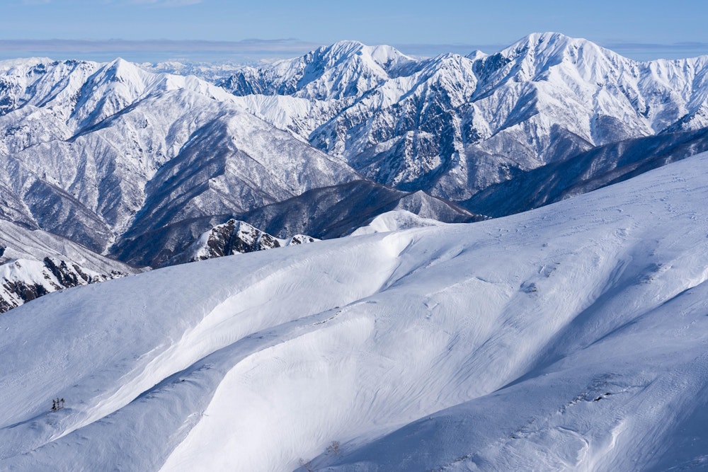 <p>八海山、越後駒ヶ岳などの険しい山々。<br>どこまでも白い山が連なる。</p>