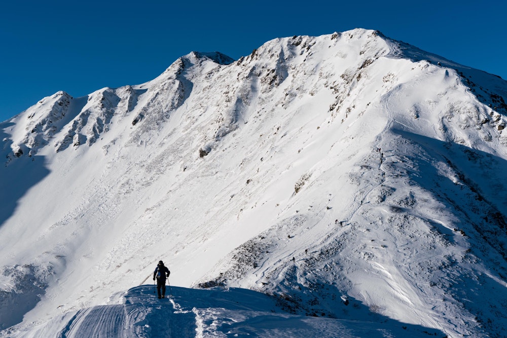 <p>ついに仙丈ヶ岳の頂上が見えた。雪を纏った大仙丈沢カールが美しい。</p>