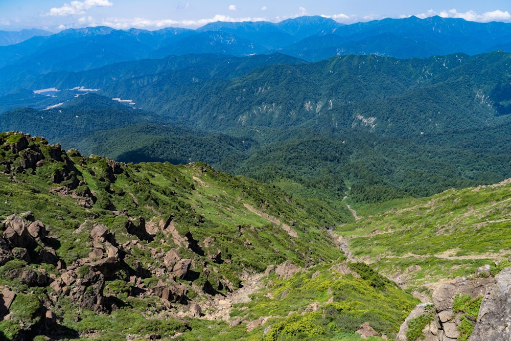 <p>至仏山の西側は、いくつもの沢が奈良俣ダムに向けて流れていく。</p>