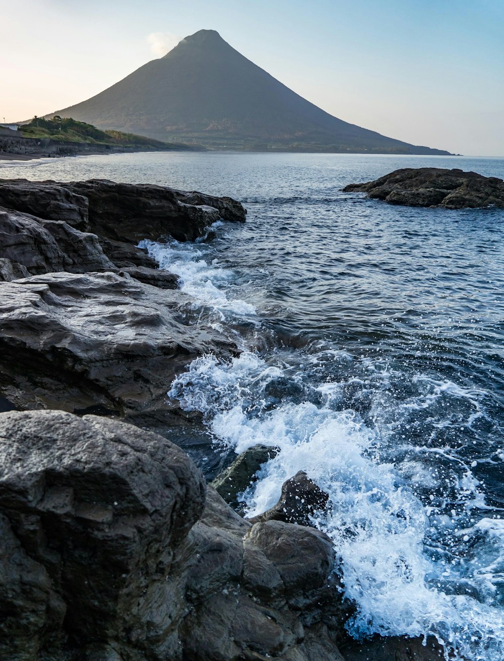 <p>押し寄せる波と開聞岳。山と海の共演。</p>