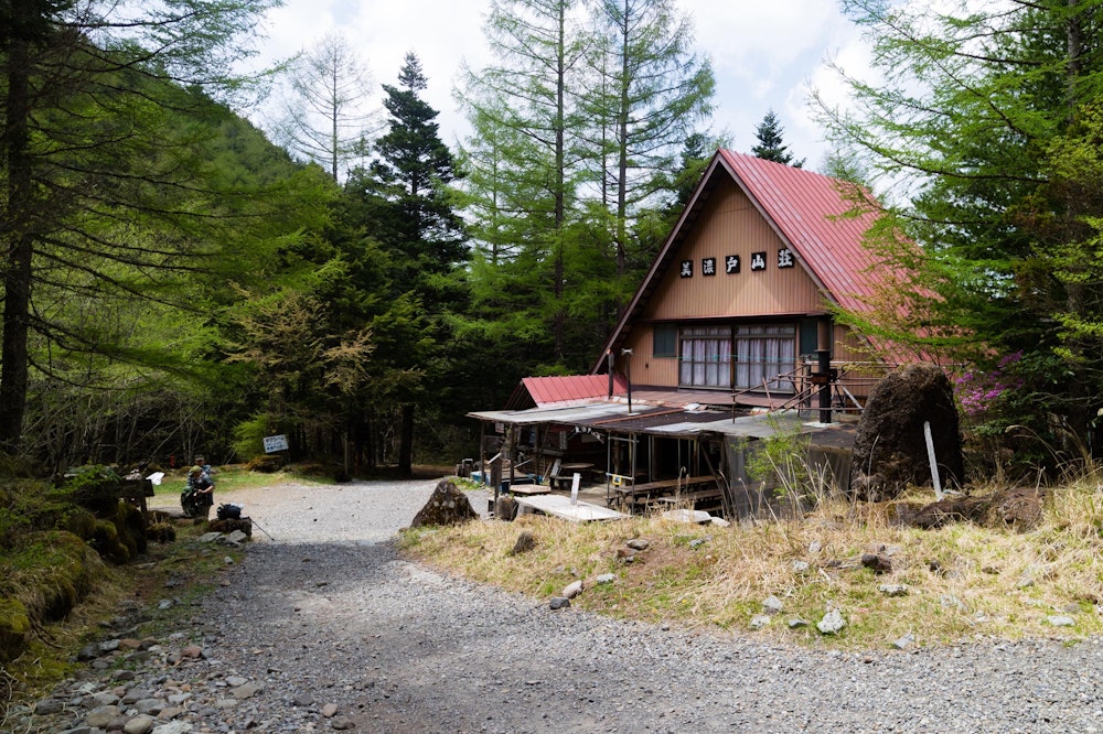 <p>無事に戻ってきた。あとは林道歩きだ。<br>編笠山から赤岳の縦走路は険しい道のりだったが、人も少なく、景色もよく、なかなか楽しめた。<br>まだ訪れていない北八ヶ岳もいつかは歩いてみたい。</p>