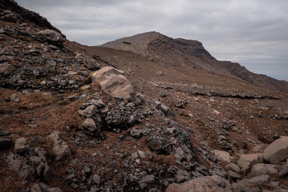 <p>火星にいるのではないかと錯覚するような、赤い土と無造作に転がる大小の岩。</p>