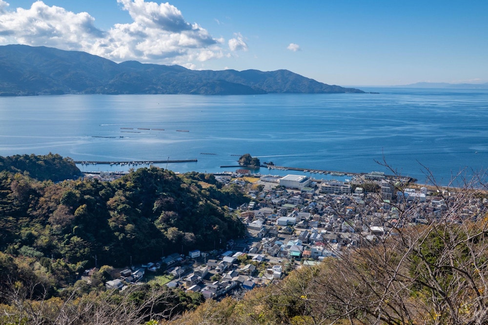 <p>先の方まで進んでいくと、奥駿河パノラマ台と呼ばれる場所の付近できれいな景色が開けた。<br>手前は静浦の街並みと、駿河湾、奥には伊豆半島の付け根。</p>