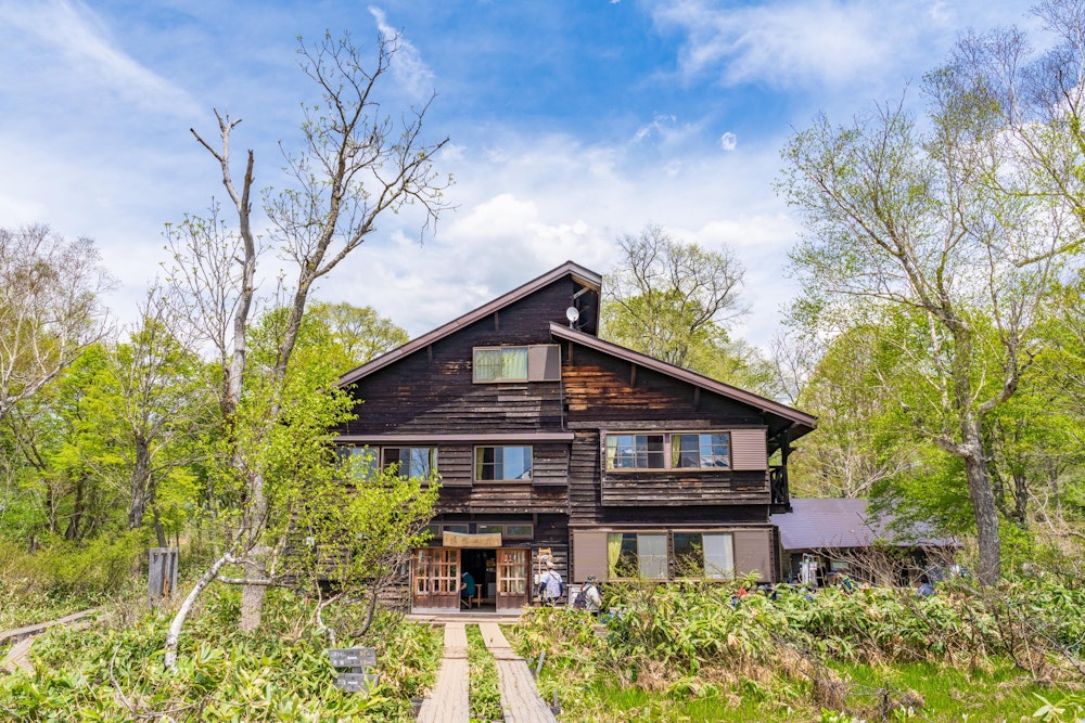 <p>尾瀬ヶ原の中央東寄りにある、龍宮小屋。<br>尾瀬ヶ原を流れる川の水が集まり、木々が生い茂った場所。</p>