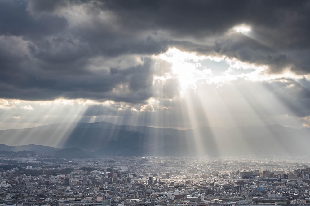 <p>雲の切れ間から、巨大な天使の梯子が降りていた。これは美しい。</p>