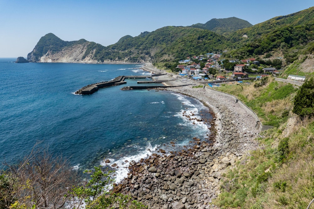 <p>伊浜地区に出た。<br>ここも国道から隔離され、透き通った海の穏やかな海岸に抱かれた静かな集落。</p>