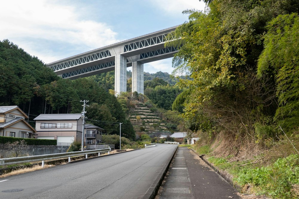 <p>新東名の高架下をくぐって、竜爪山に入山する。</p>