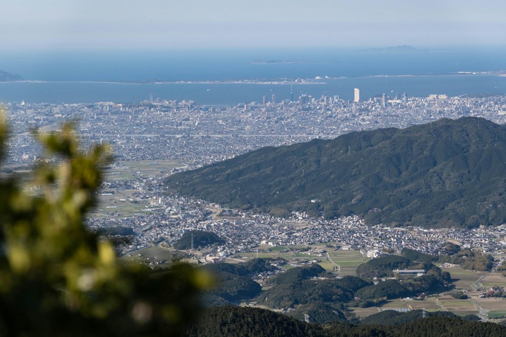 <p><span style="color:#000000">鬼ヶ鼻岩からの眺めは抜群にいい。</span><br>油山、福岡市街地、海の中道、相島。大島。遠くまでよく見える。</p>