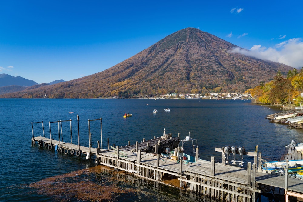 <p>中禅寺湖の湖畔に下りてくるころにはすっかり快晴に。男体山の霧も晴れた。</p>