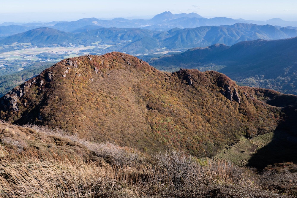 <p>三俣山に登る。対面に見えるのは三俣山北峰。<br>紅葉は始まったばかりという印象。最盛期にはここは鮮やかな紅色に彩られる。</p>