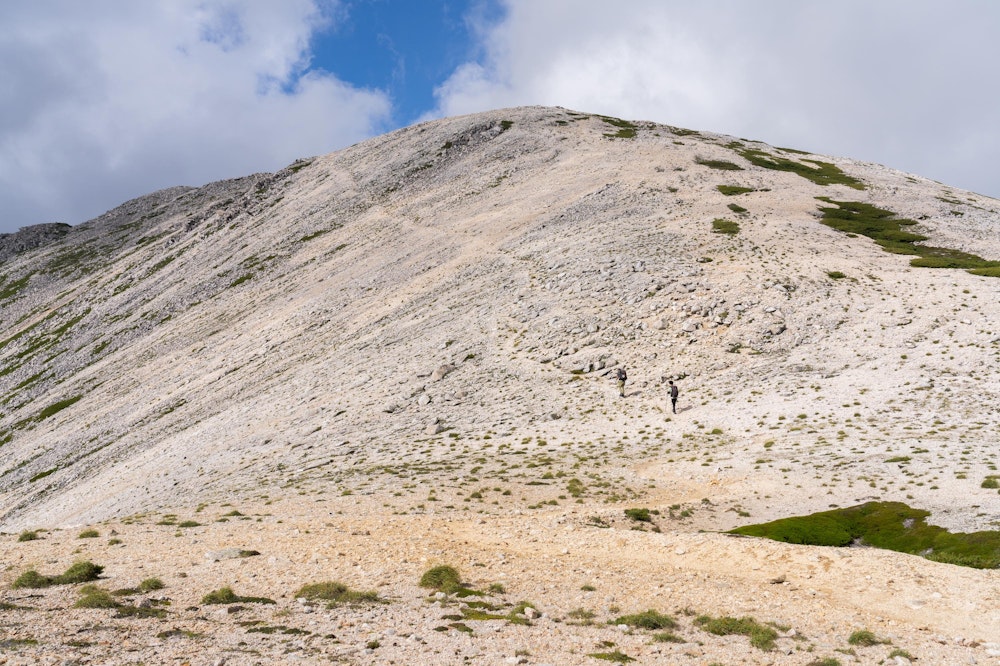 <p>野口五郎岳の頂上付近までくると、視界いっぱいに白い世界が広がる。<br>サングラスや日傘がないと目が開けられないほどまばゆい。</p>