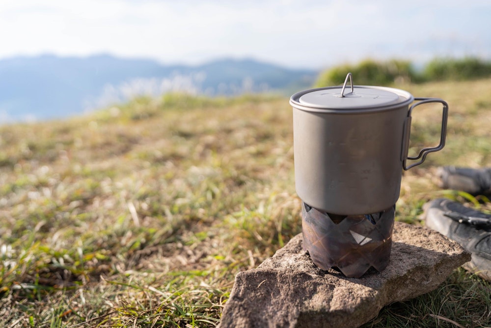 <p>コーヒーを淹れて、山頂で朝のゆったりとした時間を過ごす。</p>