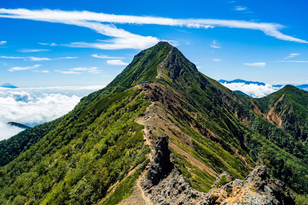 <p>地蔵の頭に出ると、赤岳の雄姿を真横に捉えることができた。<br>ここからは待望の稜線歩き。絶景である。</p>