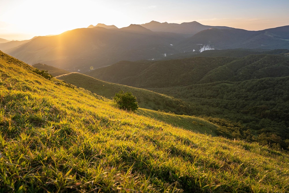<p>くじゅう連山の向こう側から日が昇る。</p>