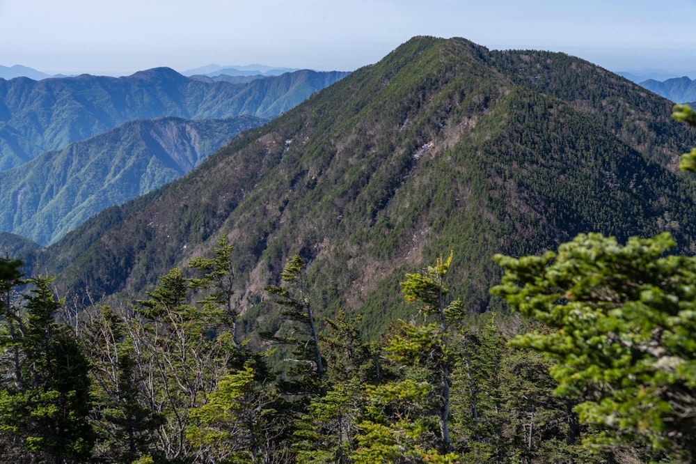 <p>笊ヶ岳の直下から布引山を振り返る。</p>