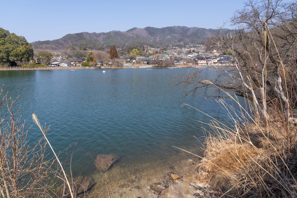 <p>千代田湖の湖畔に出た。農業の灌漑用につくられた貯水池としての役割がある、人工の湖。<br>バス釣りが人気のようで、釣り人を多く見かけた。</p>