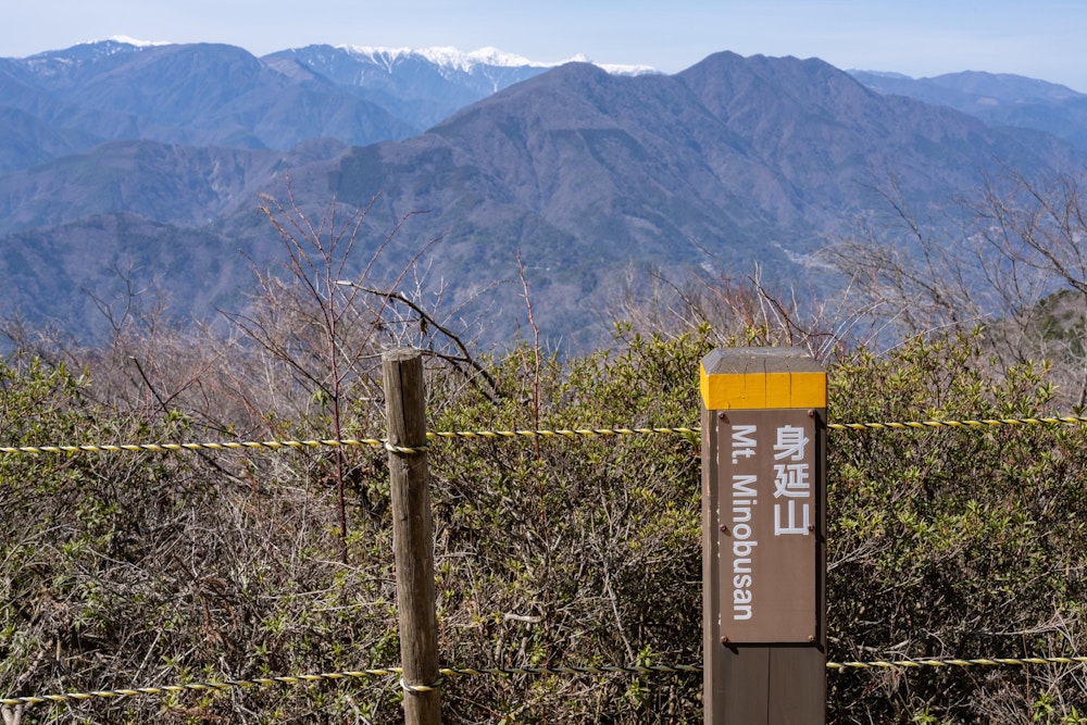 <p>富士山と反対側には、南アルプスの山々が並ぶ。</p>