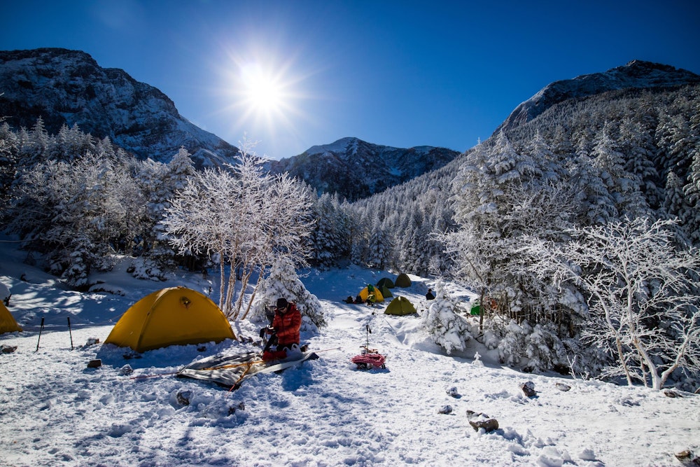 <p>再び行者小屋に戻ってくると、テント泊していた登山者が撤収作業をしていた。<br>雪の中のテント泊はめちゃくちゃ寒いだろうが、とはいえこの日は天気が良く風も穏やかで、コンディションとしては抜群だろう。</p>