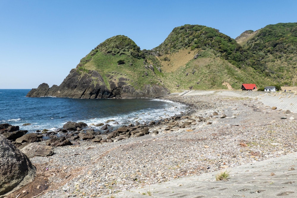 <p>吉田海岸。国道から切り離された場所にある秘境。<br>十数軒の家屋が並ぶ小さな集落となっている。</p>