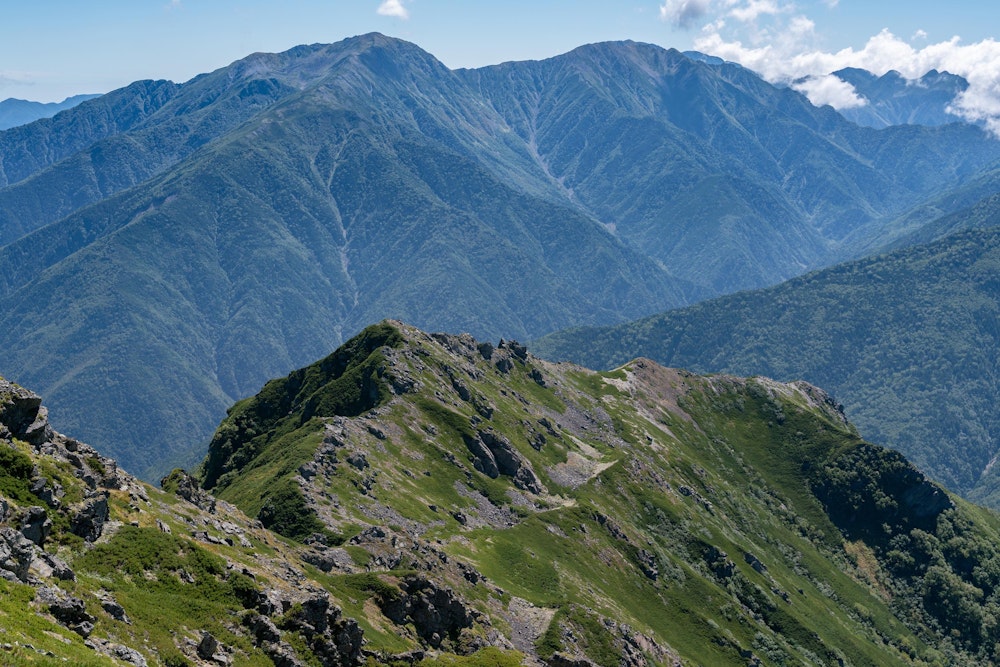 <p>塩見岳東峰頂上から。さらに南部には、荒川岳が見える。</p>