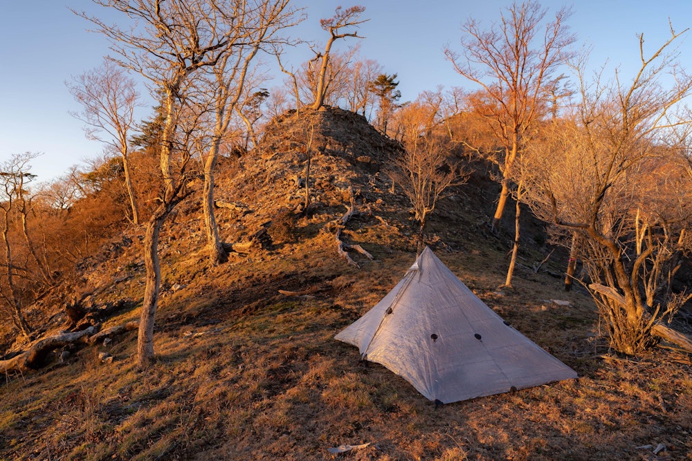 <p>鹿納山のすぐ近くの鞍部、少し平らになっていたところがあったので、ここで幕営。</p>