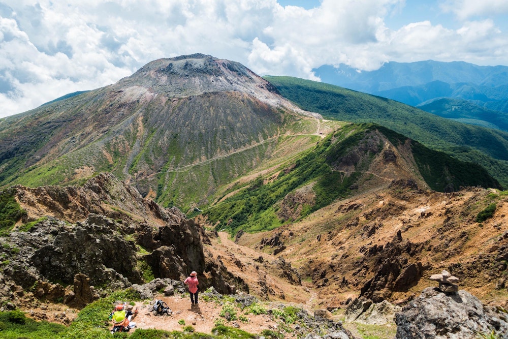<p>那須岳にも登ったが、それよりも、反対側にある朝日岳から見た那須岳方面の景色が素晴らしい。<br>ひときわ目立つ火山で、山頂部は火山噴出物によって白っぽくなっており、植物が生えていないことがよく見て取れる。</p>