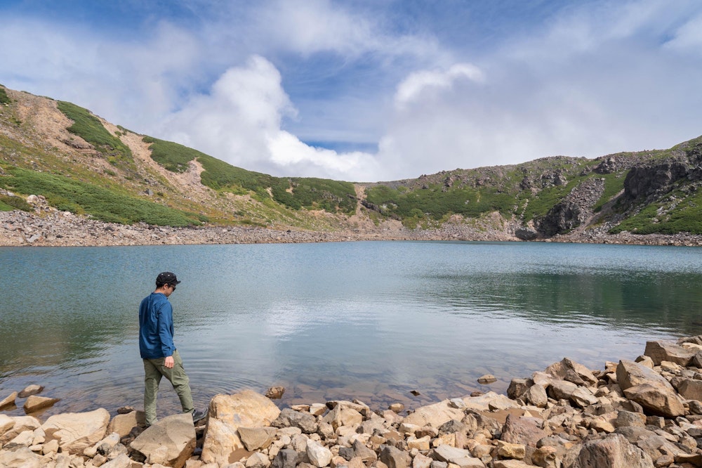 <p>三の池の湖畔で昼食にする。<br>ここでゆっくりしている間に、瞬く間に霧に巻かれ、次第に雨が降り出した。<br>慌てて片付けて、さっさと下山する。<br>台風の影響が現れ始めたのだろう。<br>ギリギリセーフで御嶽山の素晴らしい登山を楽しめてよかった。</p>