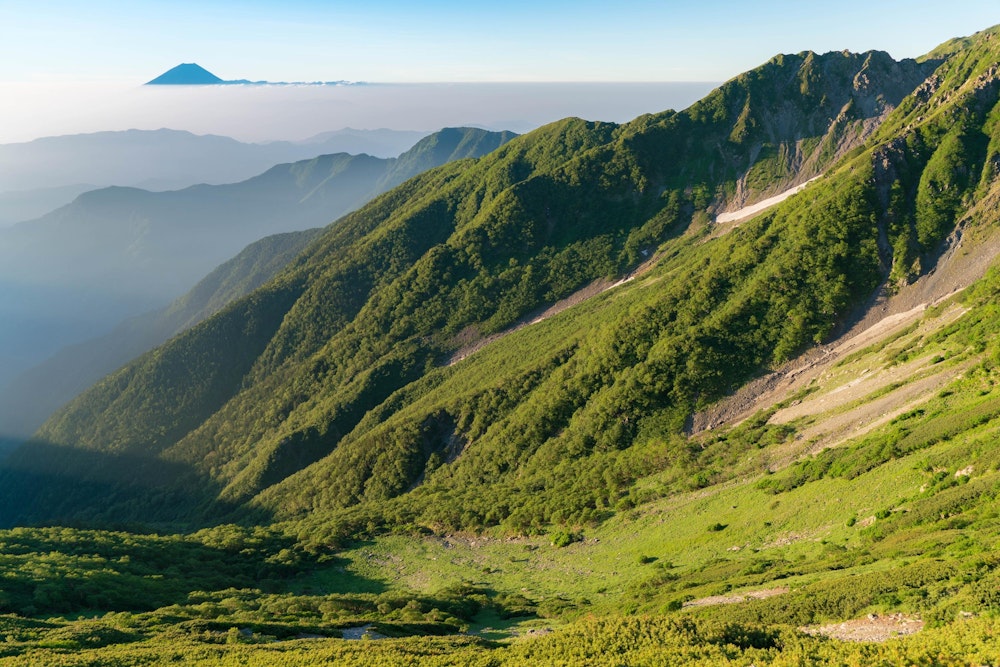 <p>二日目もいい天気になりそうだ。<br>薄い雲海の向こうに、富士山が顔を出している。</p>