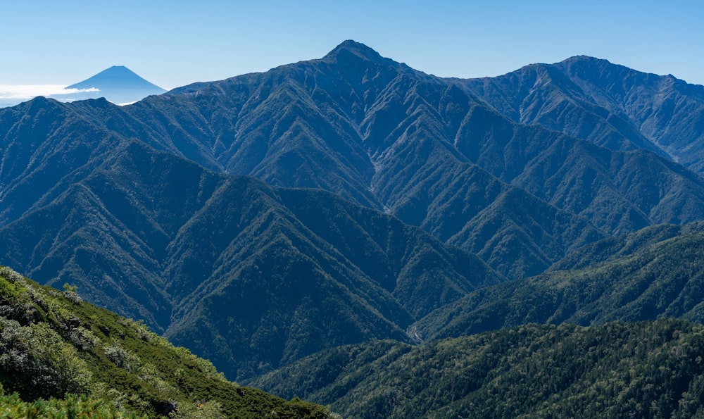 <p>富士山、北岳、間ノ岳。<br>日本の高峰トップ 3 が横並びに見える。</p>