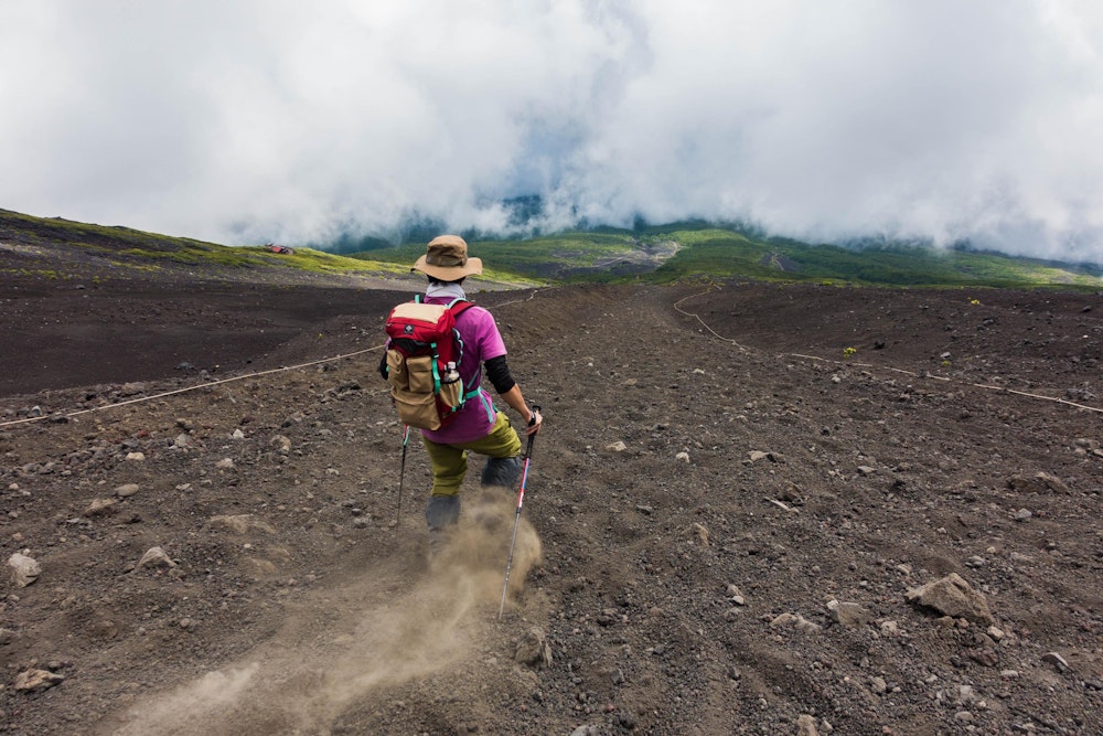 <p>須走ルートといえば、下山路にある「砂走り」。<br>読んで字の如く、砂の斜面を滑るように降りていくことができる爽快な区間。<br>一歩踏み出せば三歩分進むような感じで、歩こうと思っても走ってしまう。</p>