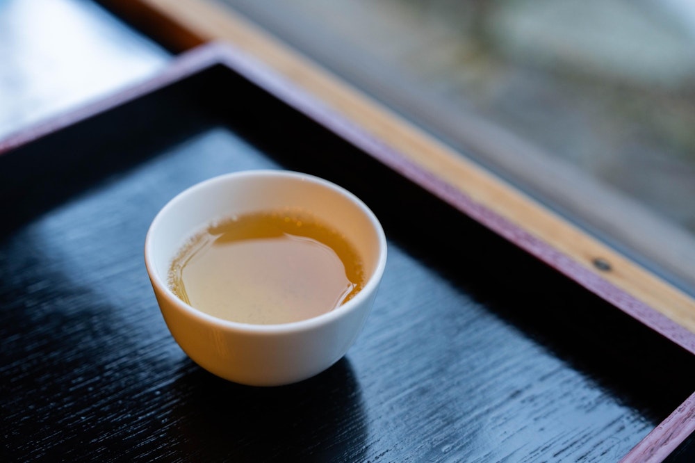 <p>濱田屋さんでは、お土産を買いに来ただけなのに、丁寧にもあたたかいお茶をいただいた。<br>外は雪が降る寒さであったので、心も体も温まる一杯だった。</p>