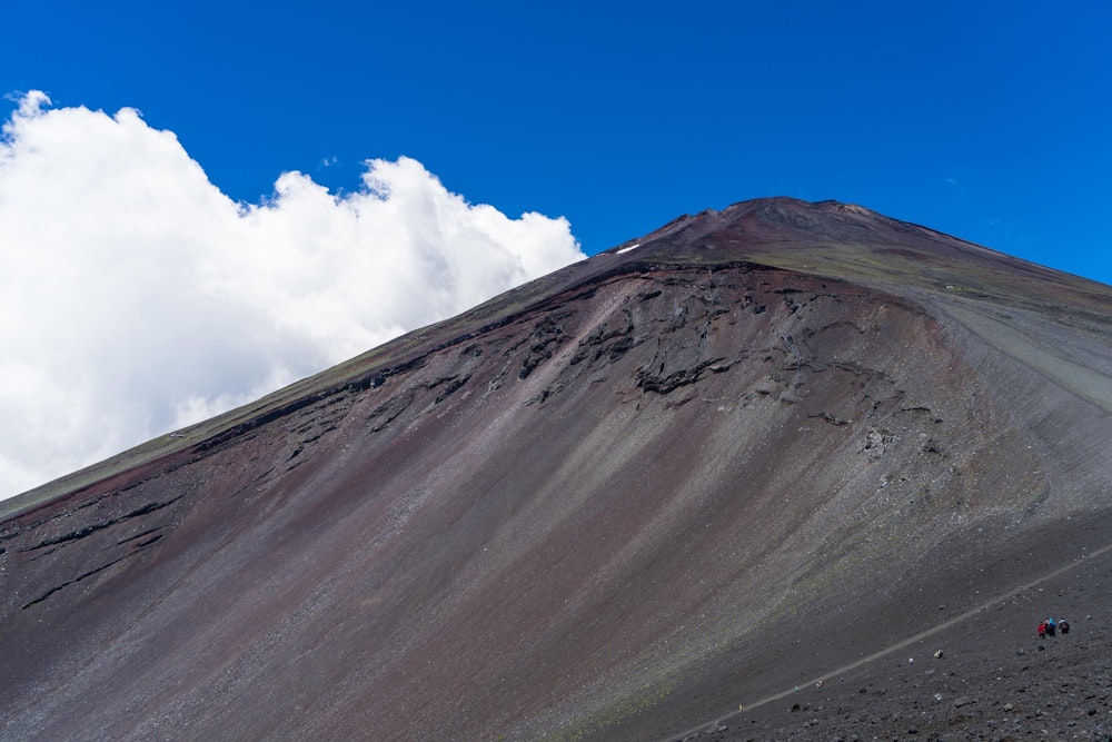 <p>寄り道した宝永山からの富士山。大きくえぐれた第一火口がすごい迫力。</p>
